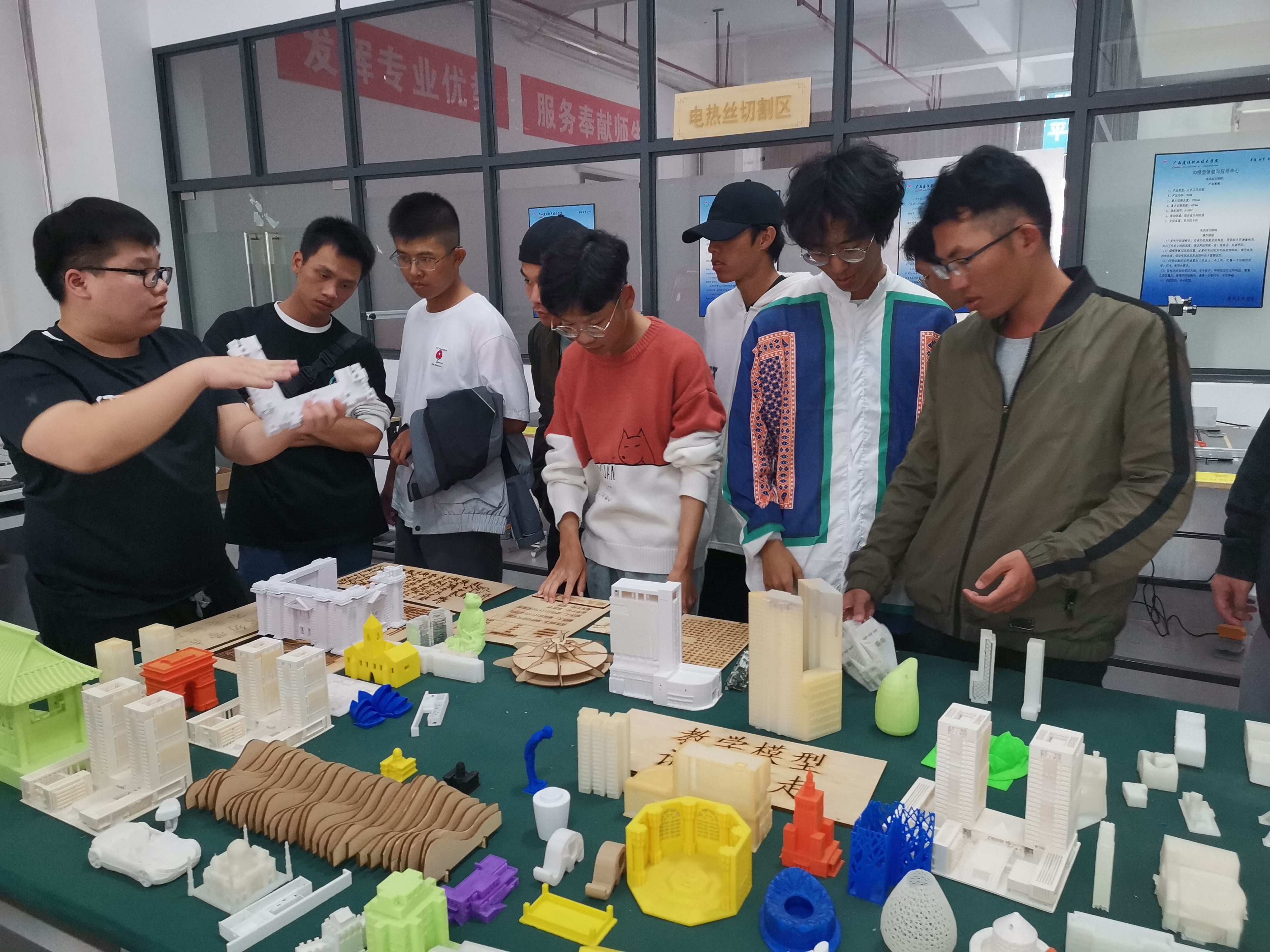 學生觀摩3D打印成品