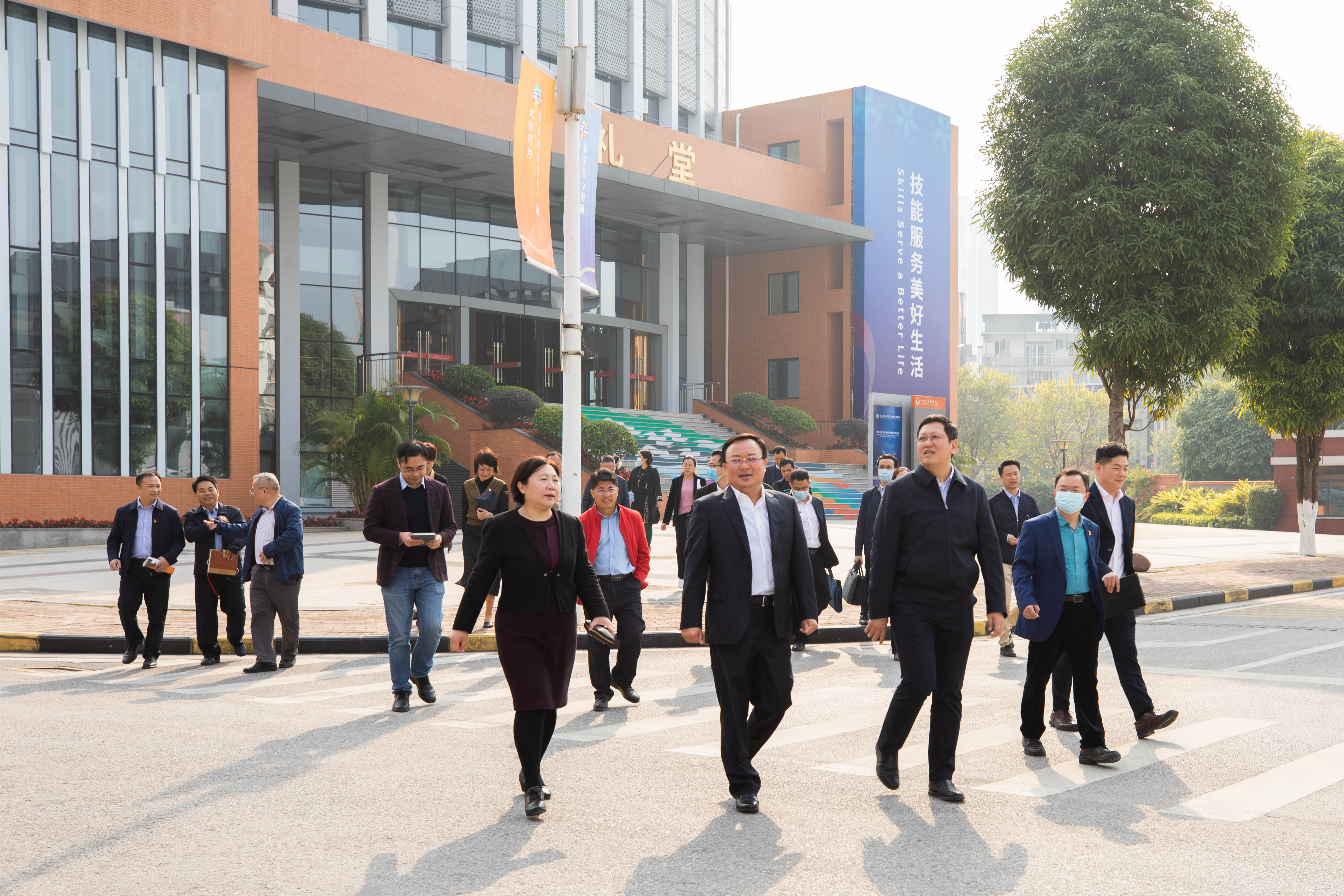 唐標文廳長一行參觀校園