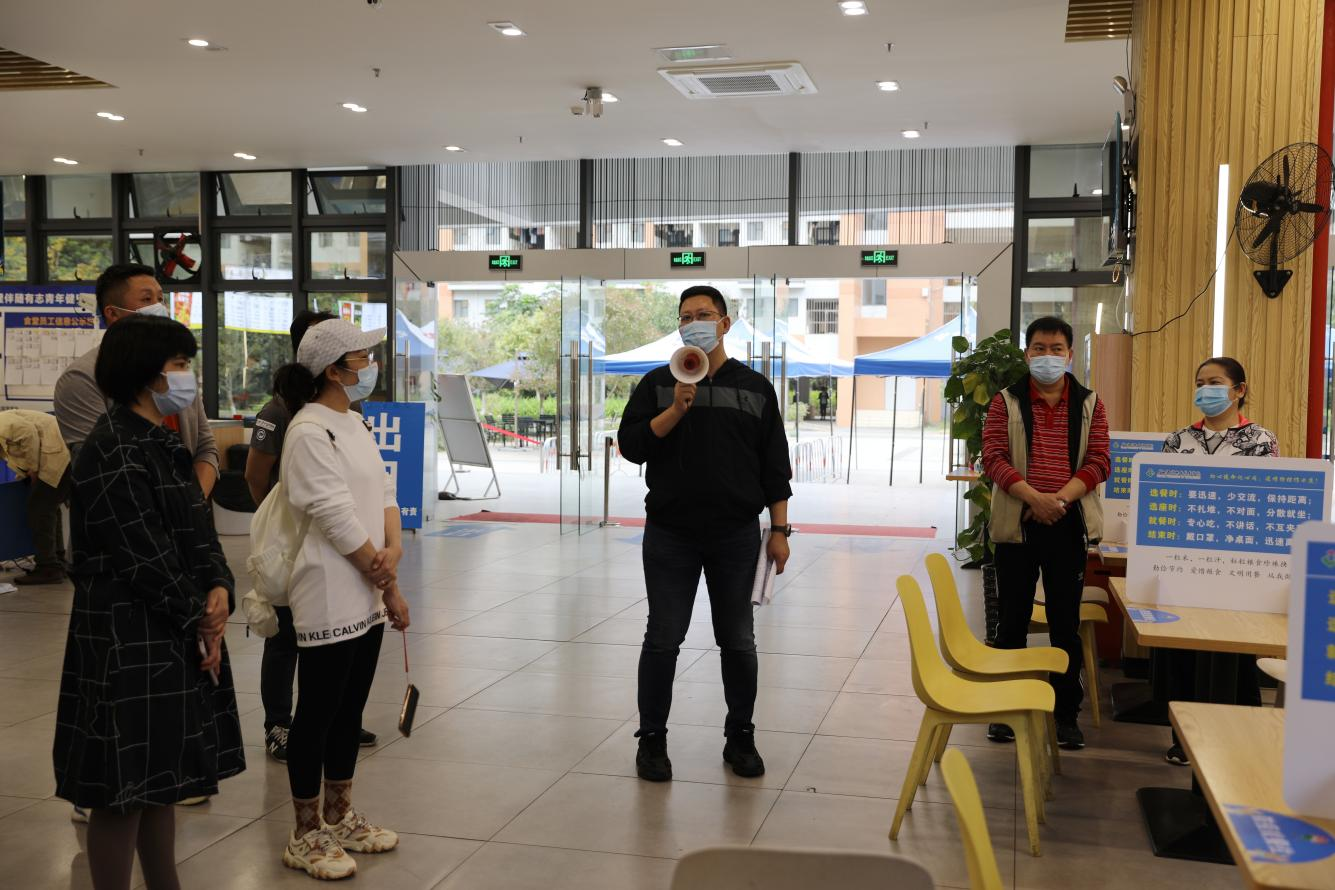 吳昆校長現場指導應急演練