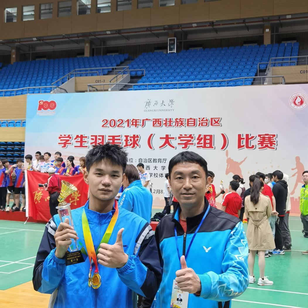 朱偉老師與獲男子單打冠軍的管理工程學院盧靖杰同學合影