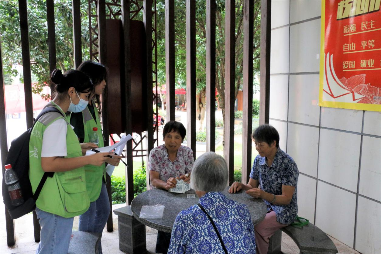 志愿者對社區居民進行問卷調查