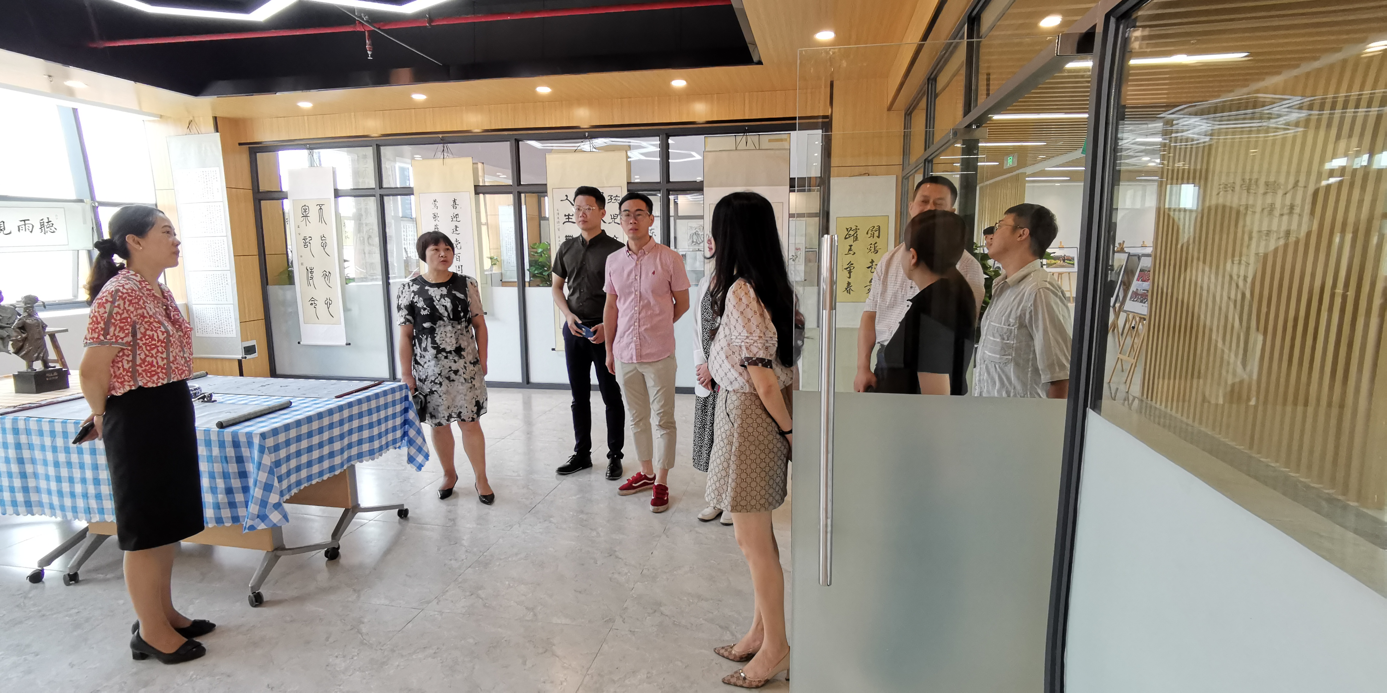 工會副主席韋懷波同志介紹作品展區