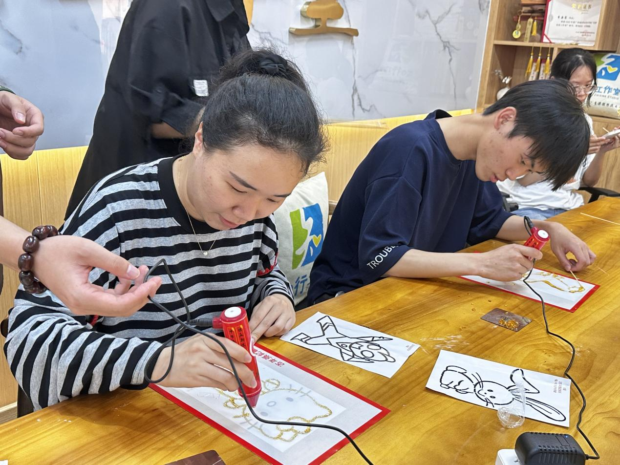 杜琴琴老師現場示范糖畫制作