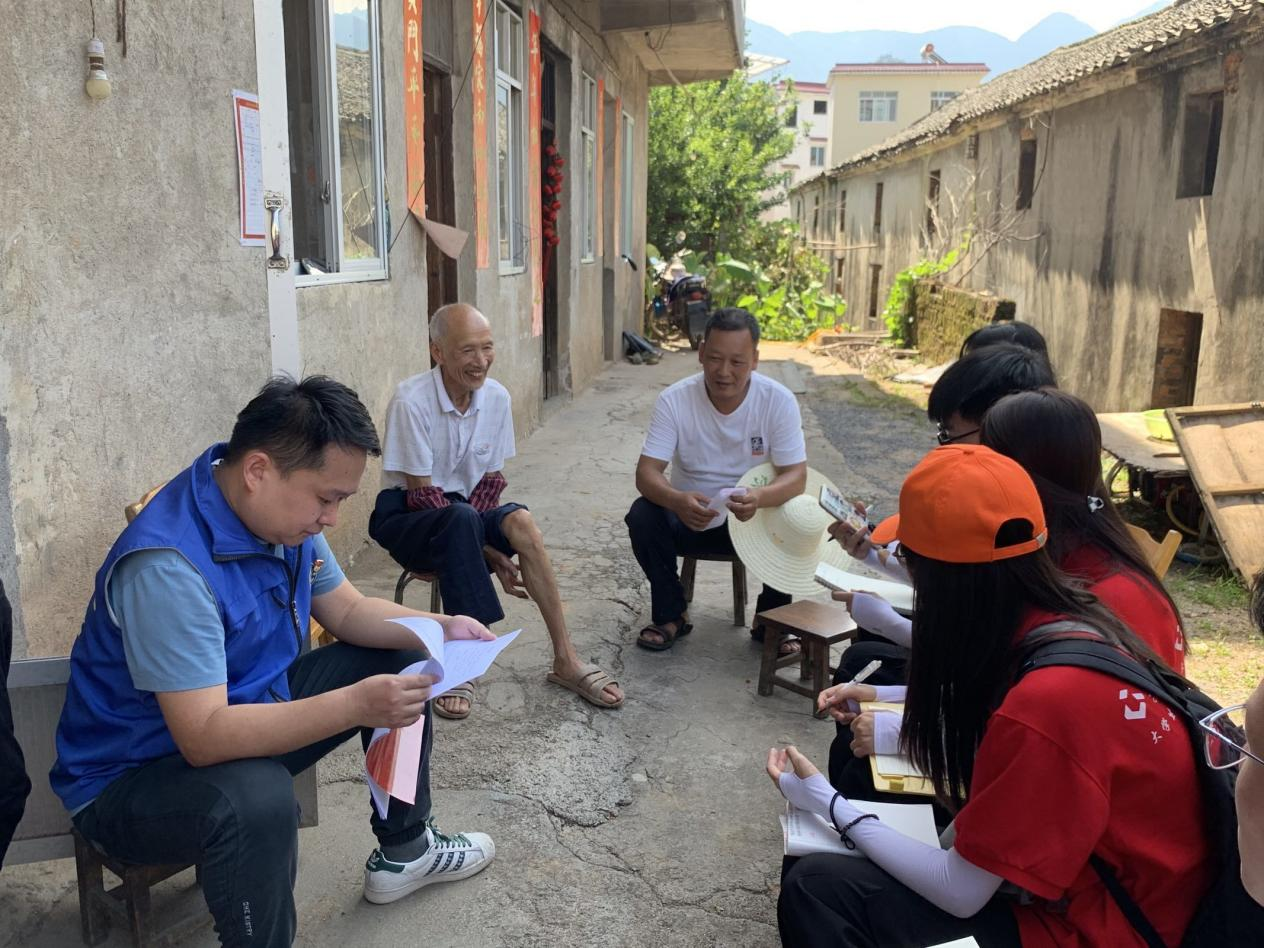 村民向觀察團介紹今年李子的收成情況