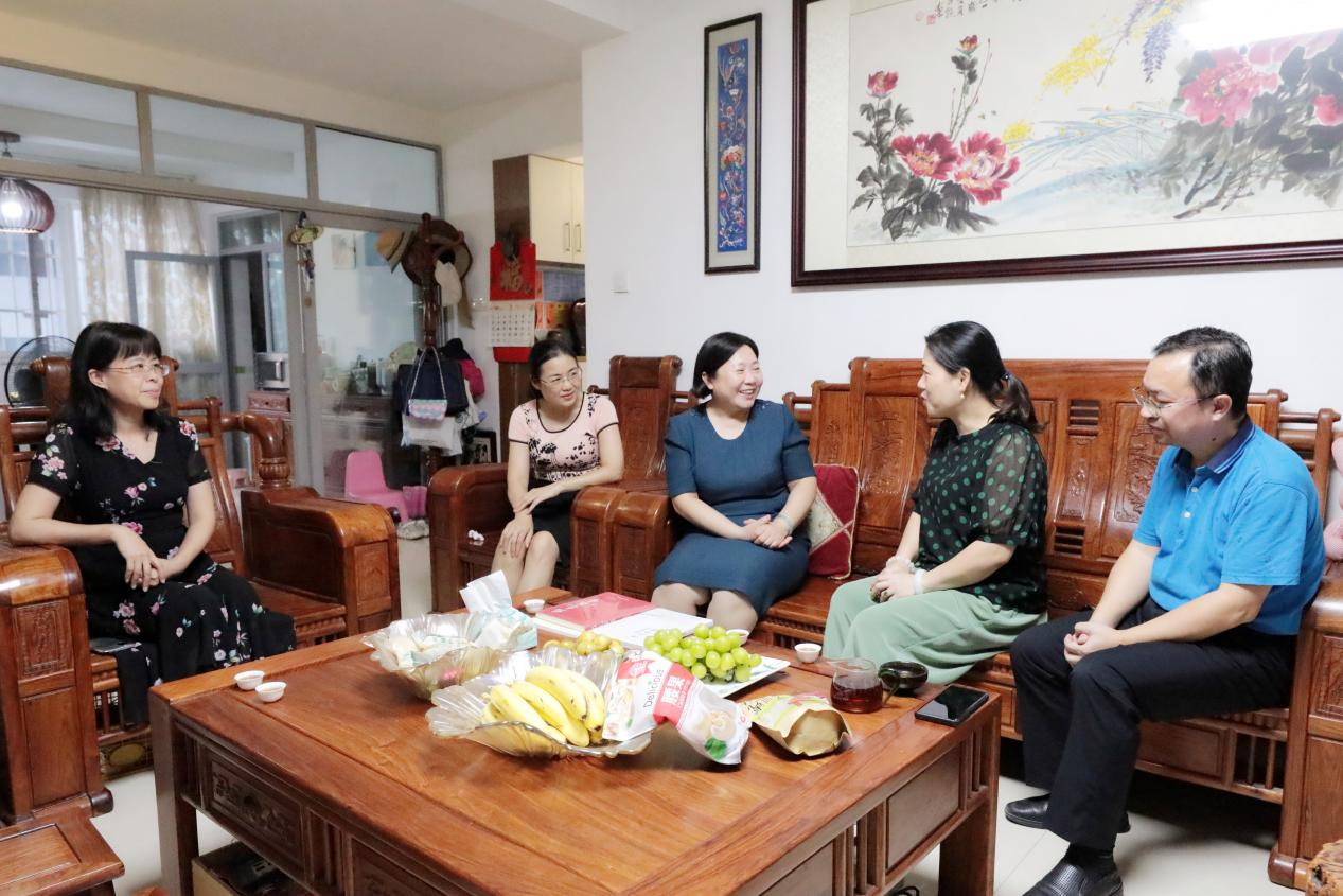 學校黨委書記劉曉紅在干部家中開展廉政家訪