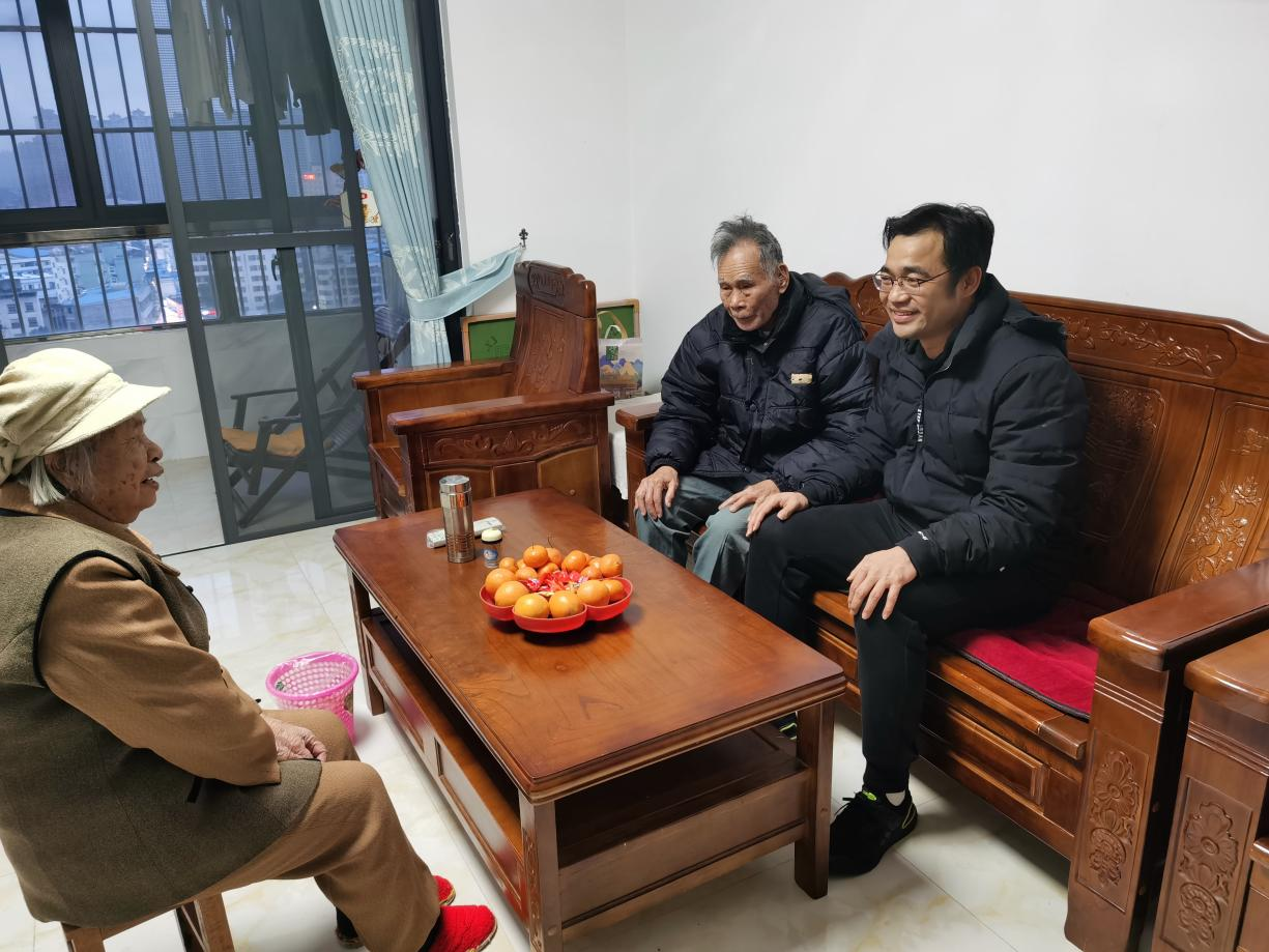 柏挺副校長慰問馮彰錦老同志