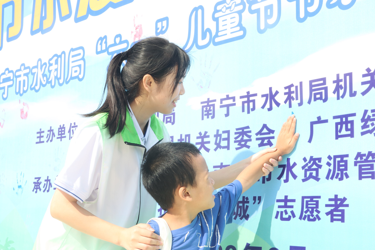 “創智聯”志愿者為小朋友進行按手印簽到