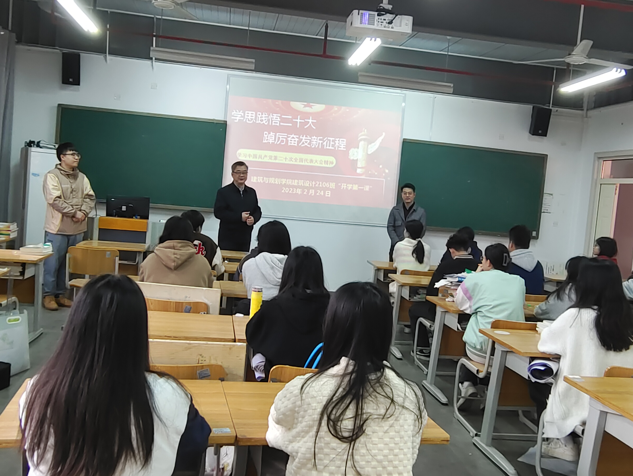 學院副院長（主持行政工作）卜振龍參加班會