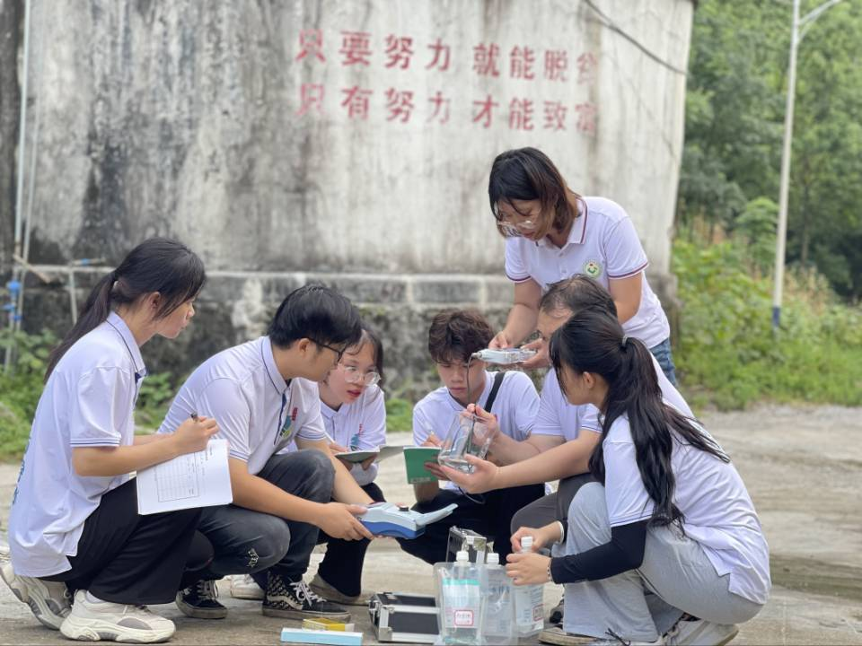 實踐團師生對露天水柜進行水質檢測