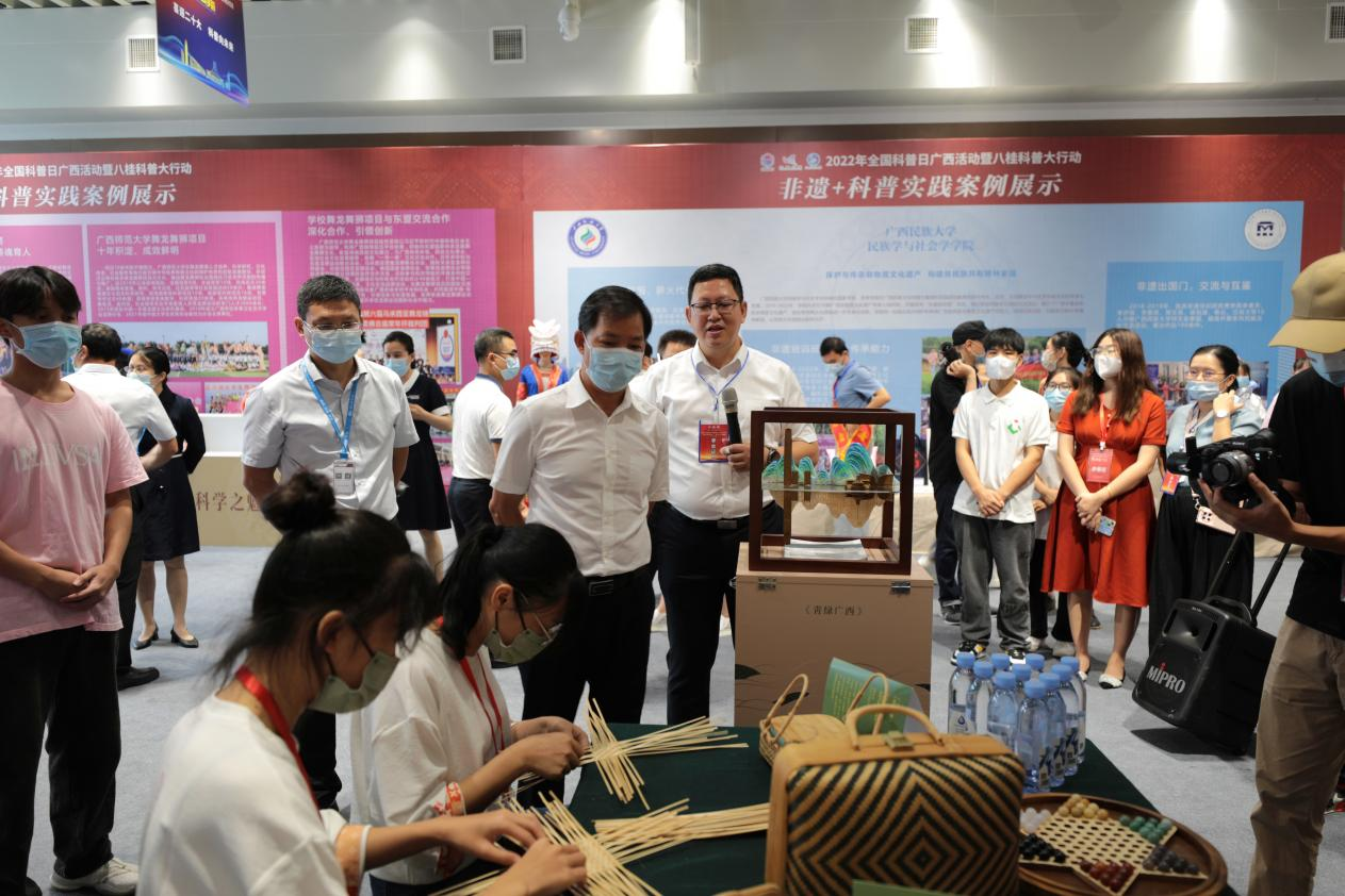 吳昆校長向廣西壯族自治區科協黨組成員、副主席何求介紹我校非遺項目