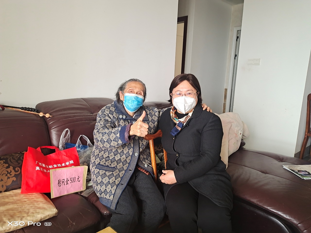 劉曉紅書記慰問離休干部蔣玲