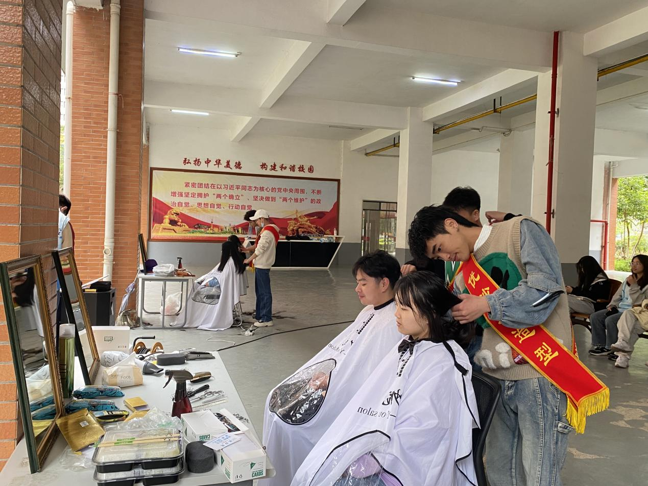 志愿者為同學們精心修剪發型