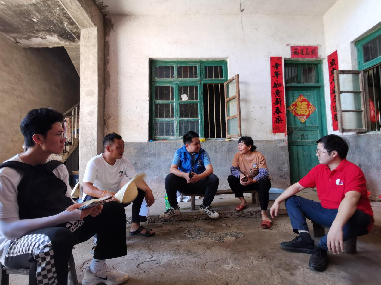 村民向觀察團講述近年村子發生的變化