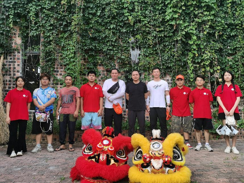 實踐團成員與劉宇航工作室負責人合影
