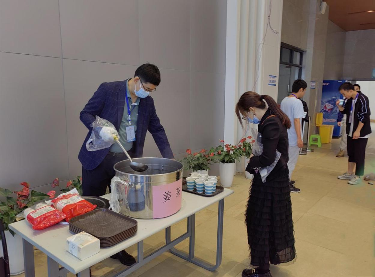 工作人員為參賽選手、裁判、志愿者精心準備了姜茶驅寒暖身