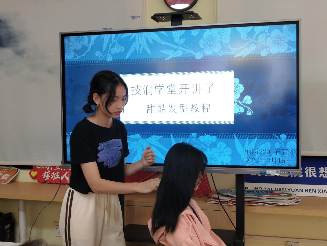 消防2201班的石青平小先生教同學們如何綁出多樣的發型