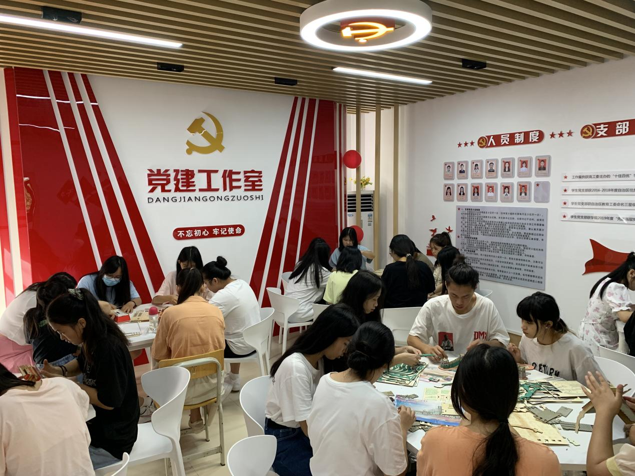 紅色建筑模型進學生社區活動現場照片