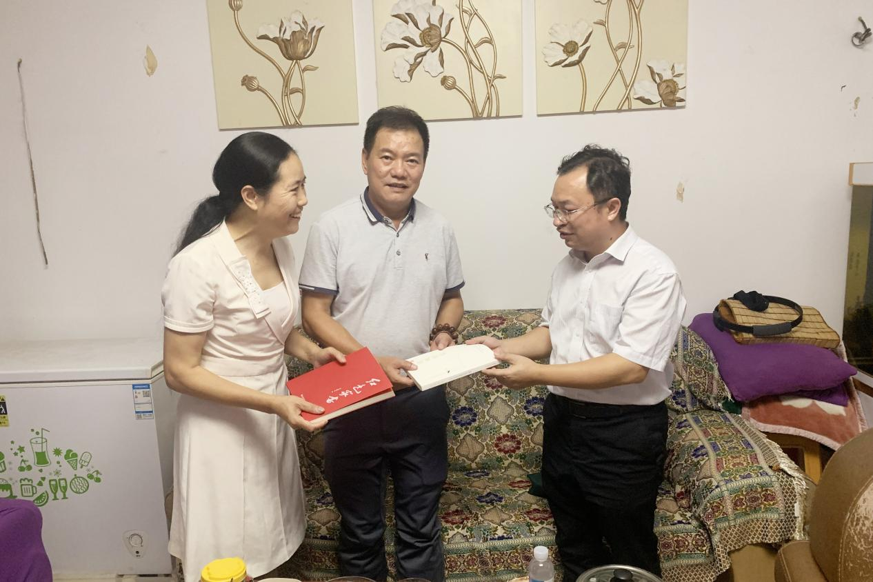 學校副校長謝東在干部家中開展廉政家訪