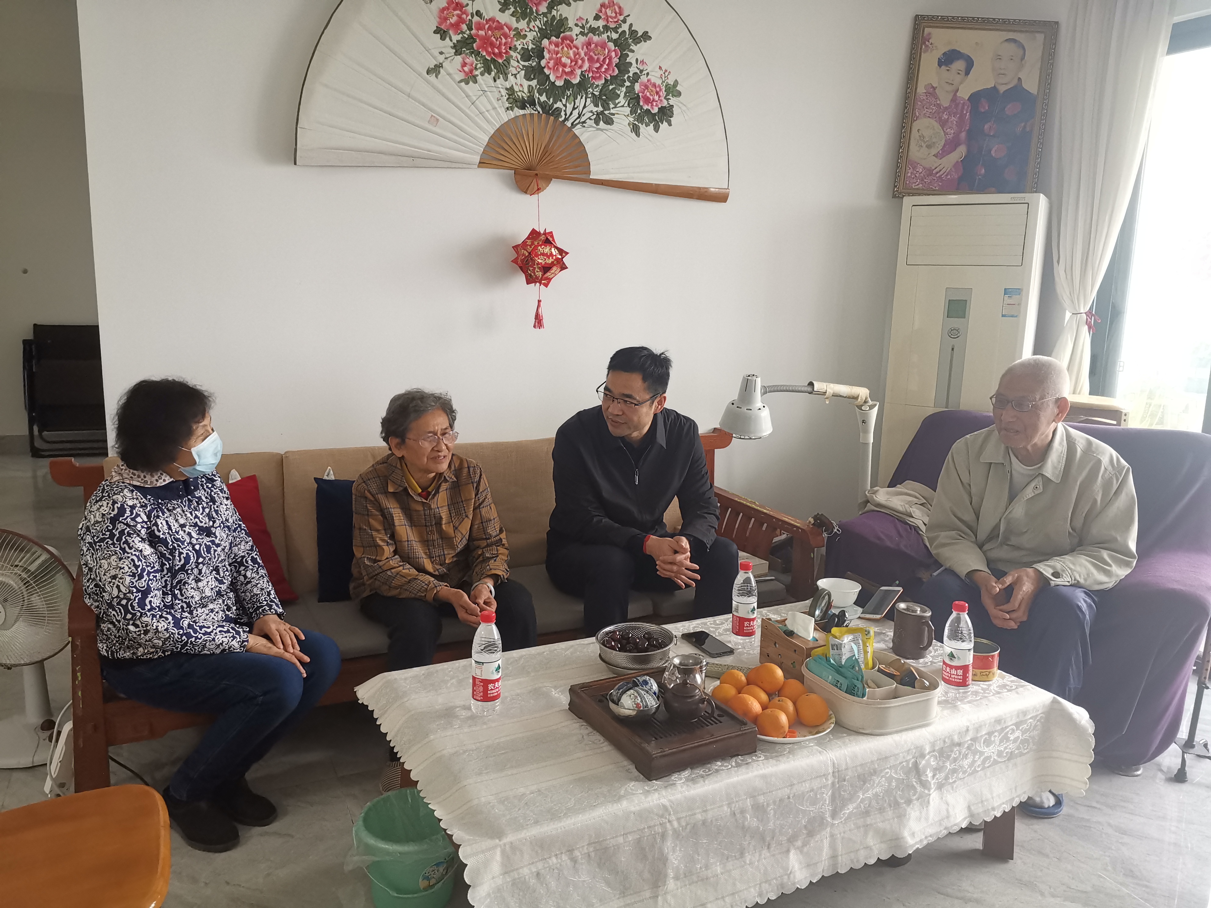 柏挺副院長慰問游佩喬老師一家