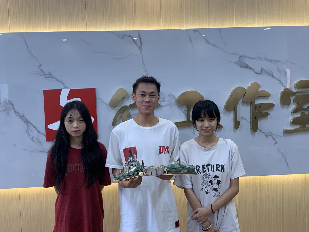 學生團隊正在進行作品展示