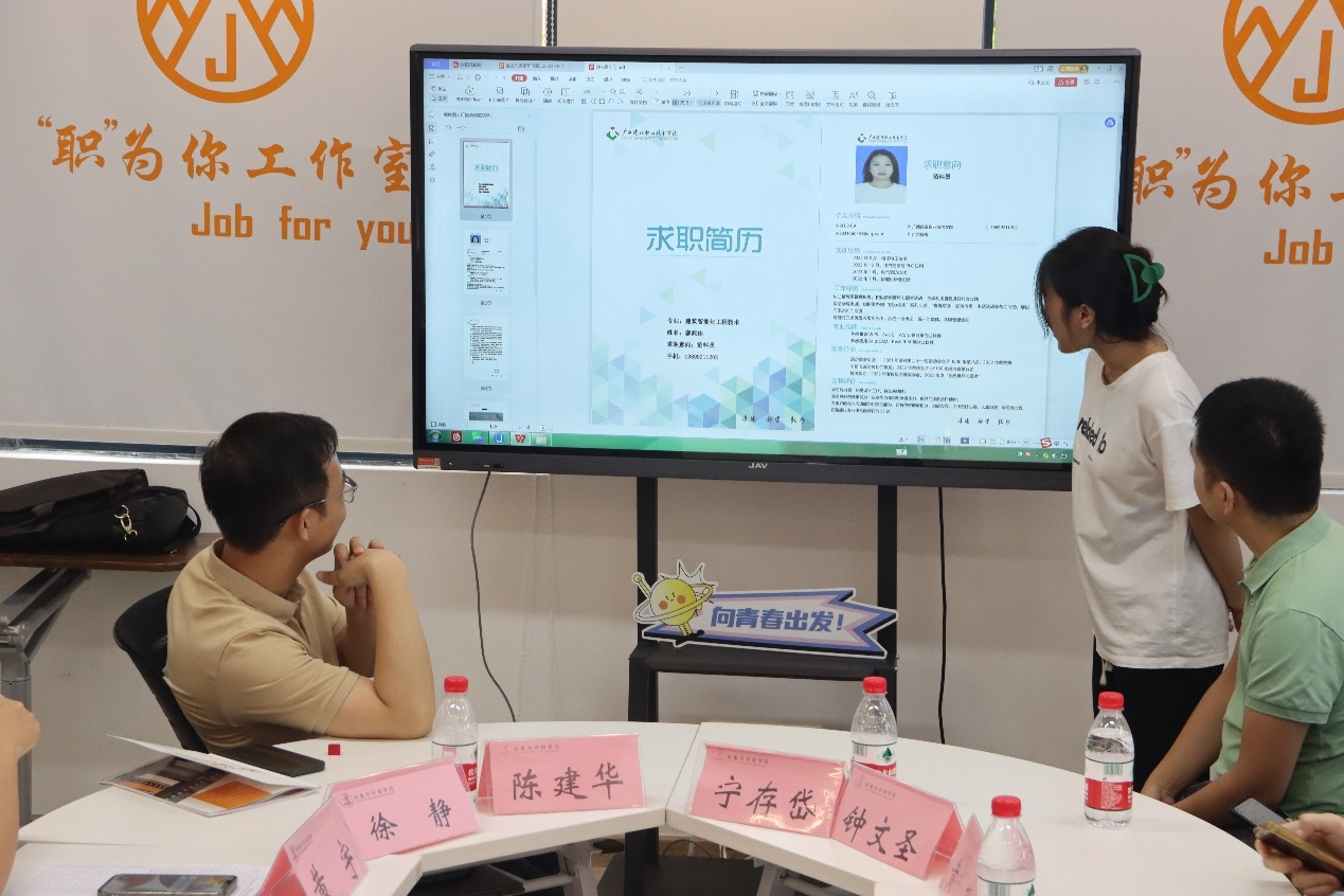 陳建華總經理對同學遞交的簡歷進行指導