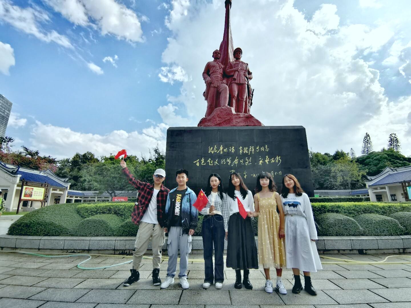 同學們在紅色教育基地參觀、自學