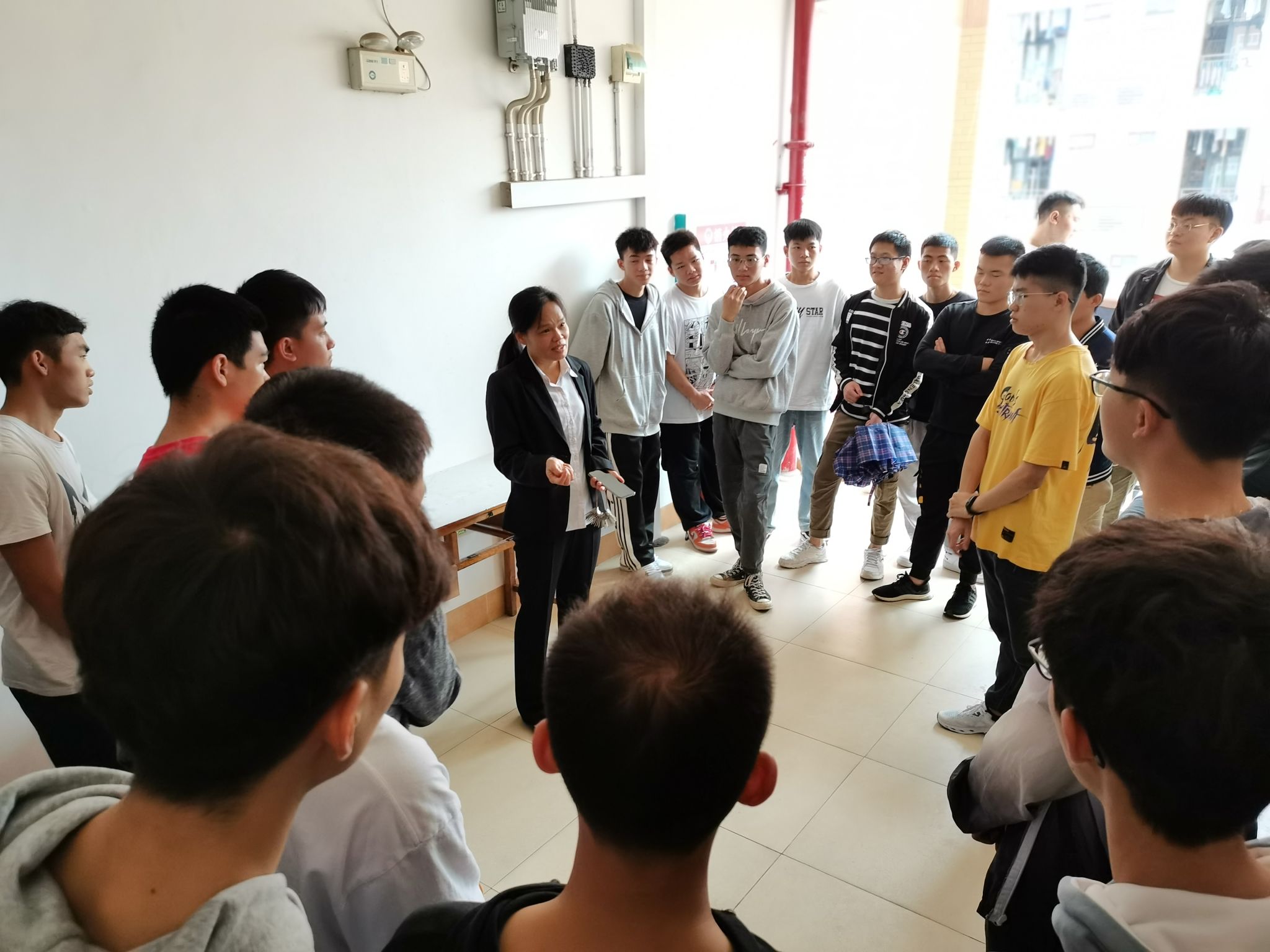 新生們聽宿管工作人員講解宿舍內務整理要求