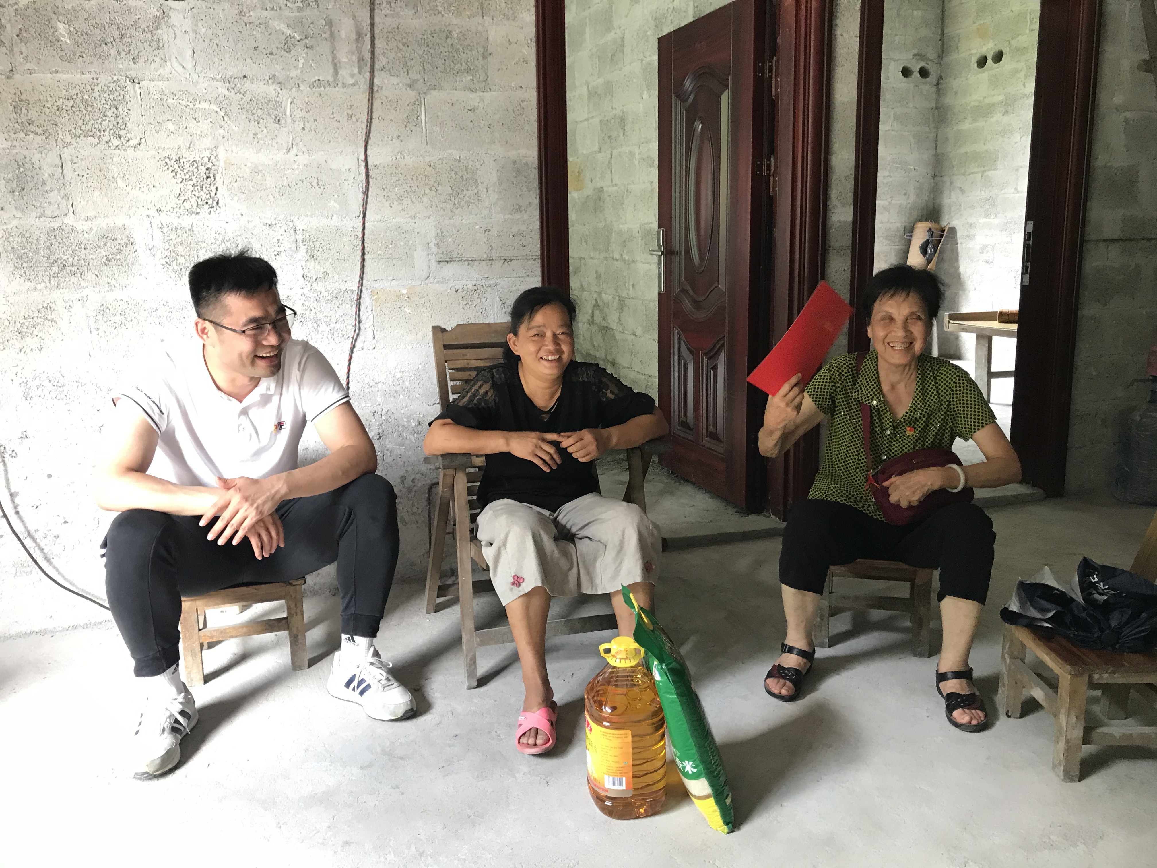 柏挺副院長與離退休老同志在覃美寧家中