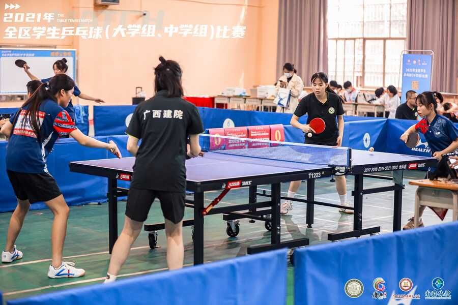 乒乓球員在比賽中的風采