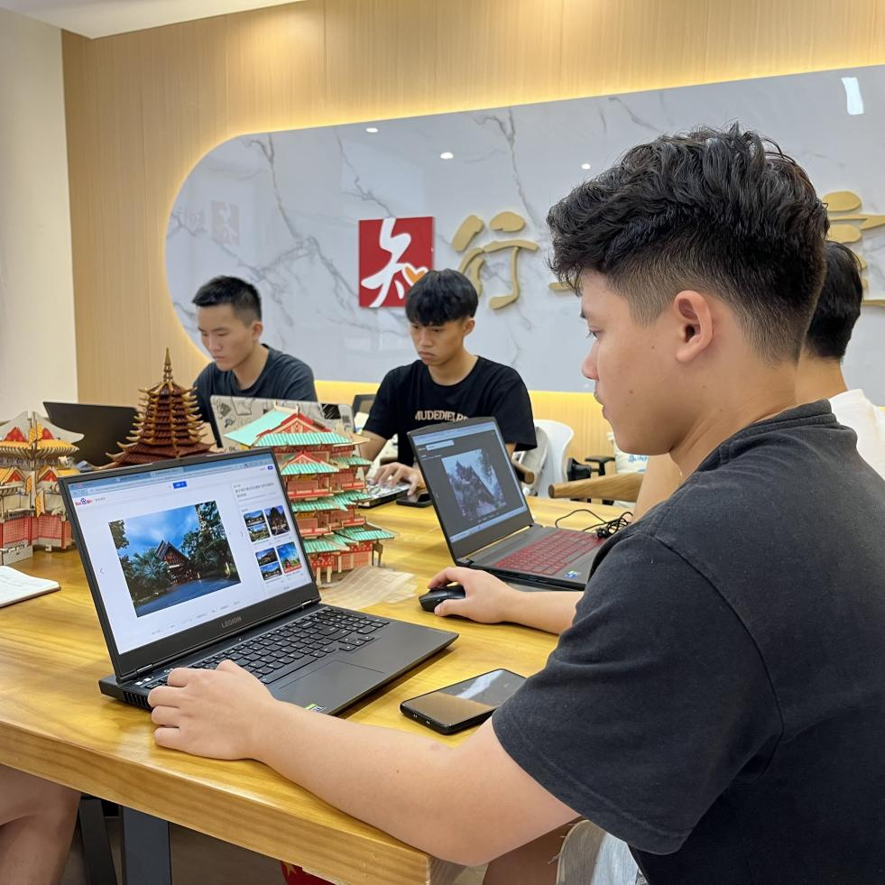 同學們在認真閱讀資料