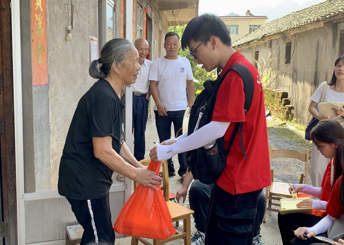 觀察團成員為脫貧戶送去慰問品