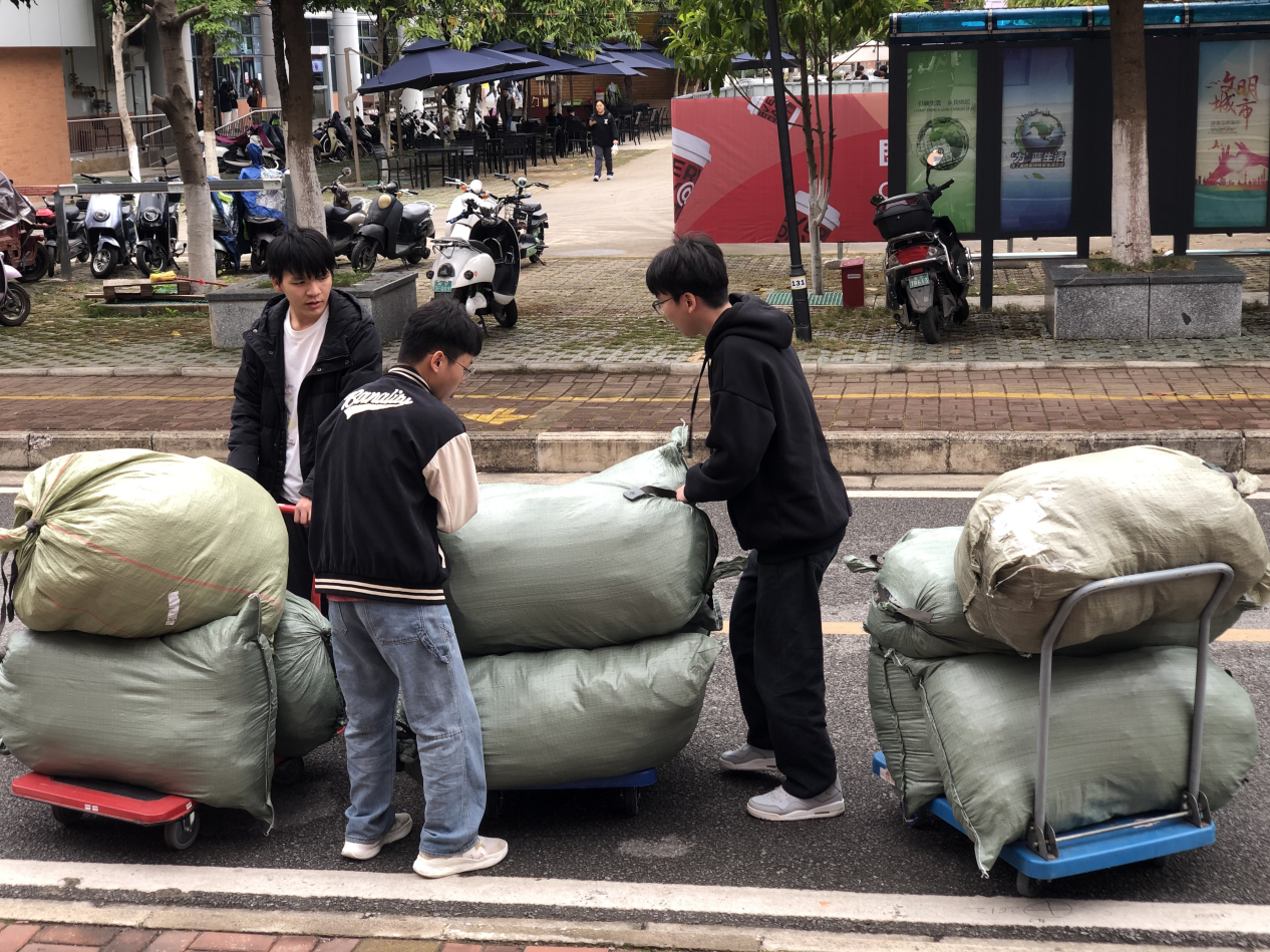 管理工程學院易班學生工作站值班同學搬運軍訓服