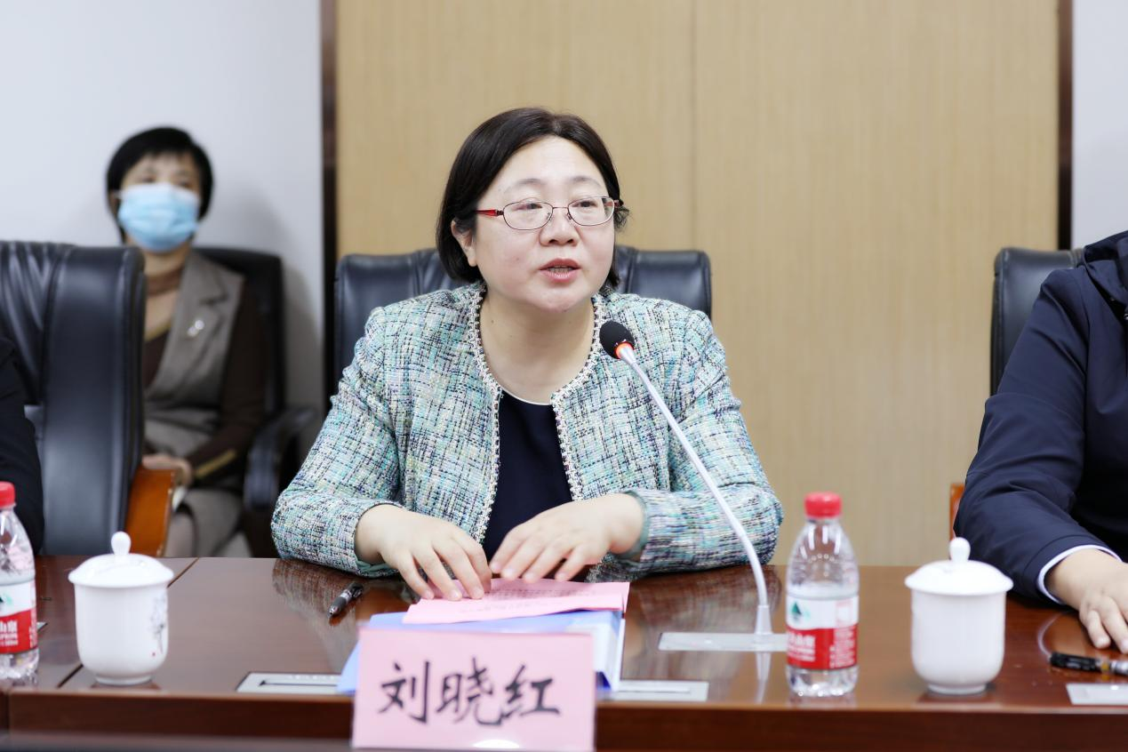 學校黨委書記劉曉紅致辭
