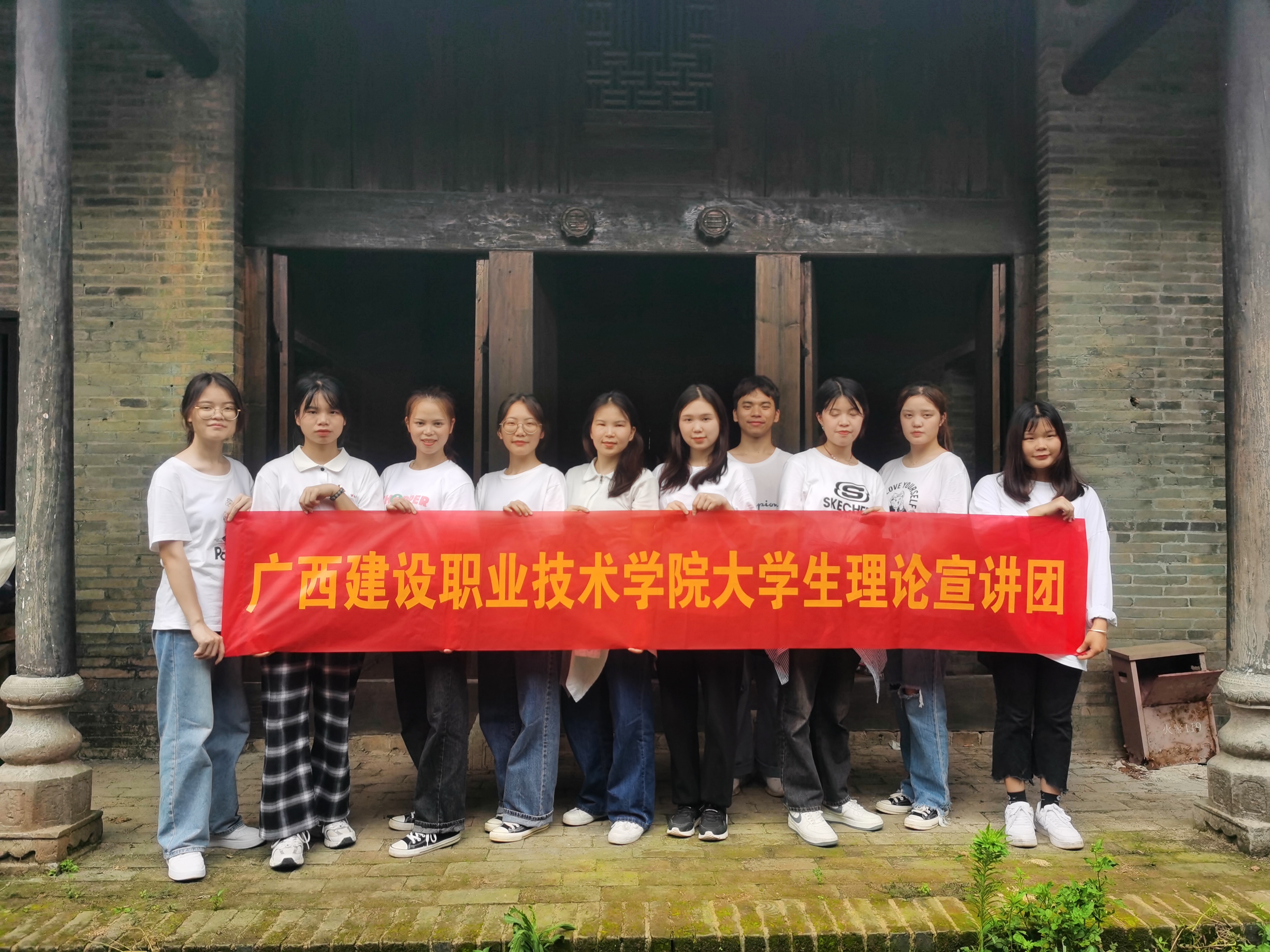 宣講團成員在古建筑前合影
