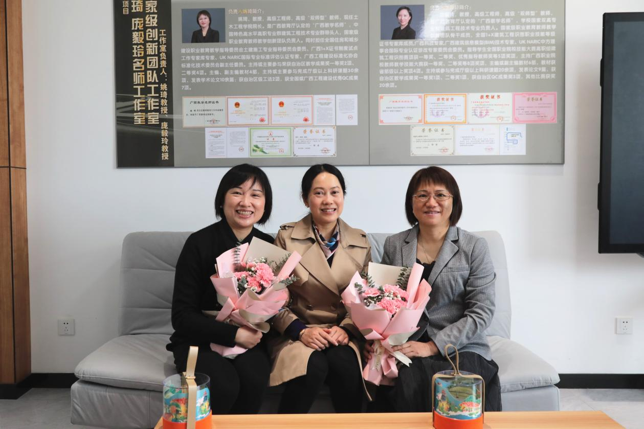 吳丹副校長慰問“廣西教學名師”姚琦（右）、龐毅玲（左）