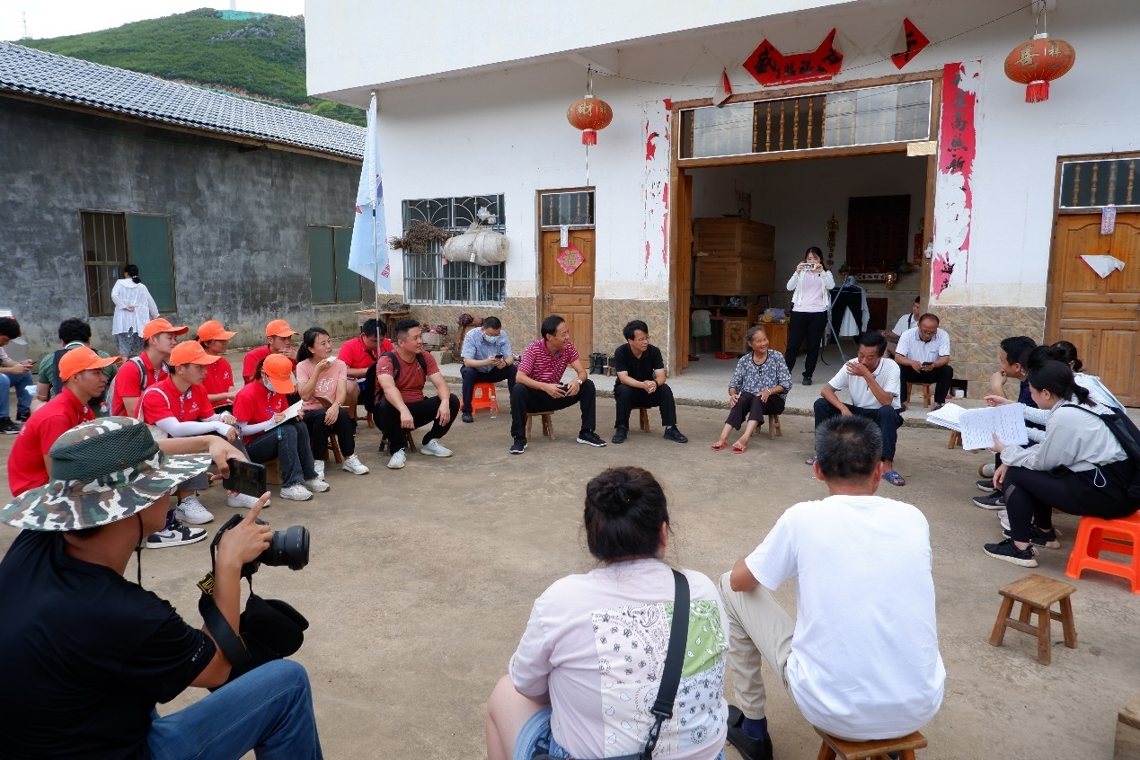 與專家組、清華大學教授團隊一起進行村民訪談