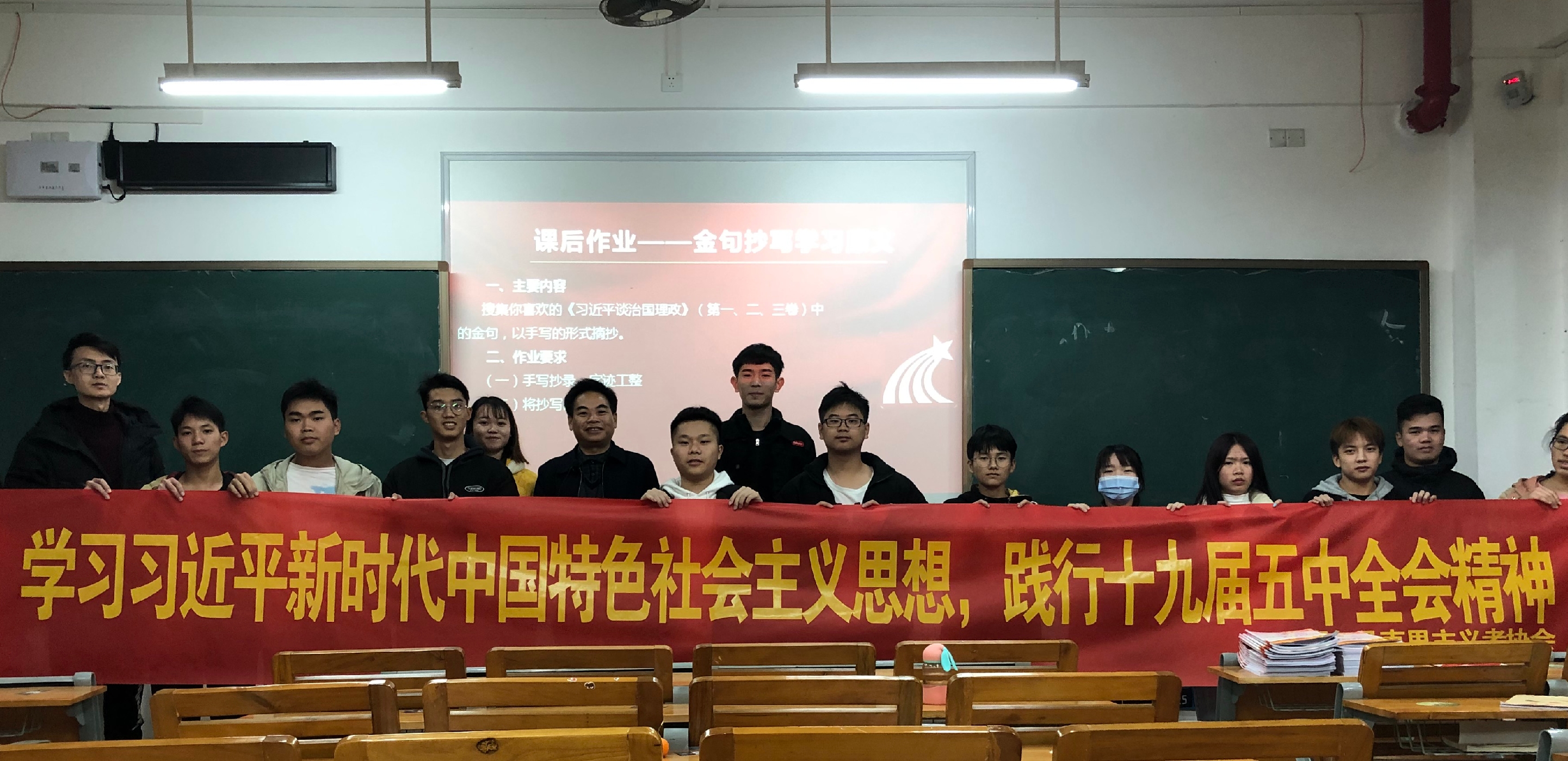 唐東升書記課后與青年馬克思主義者協會學生合影