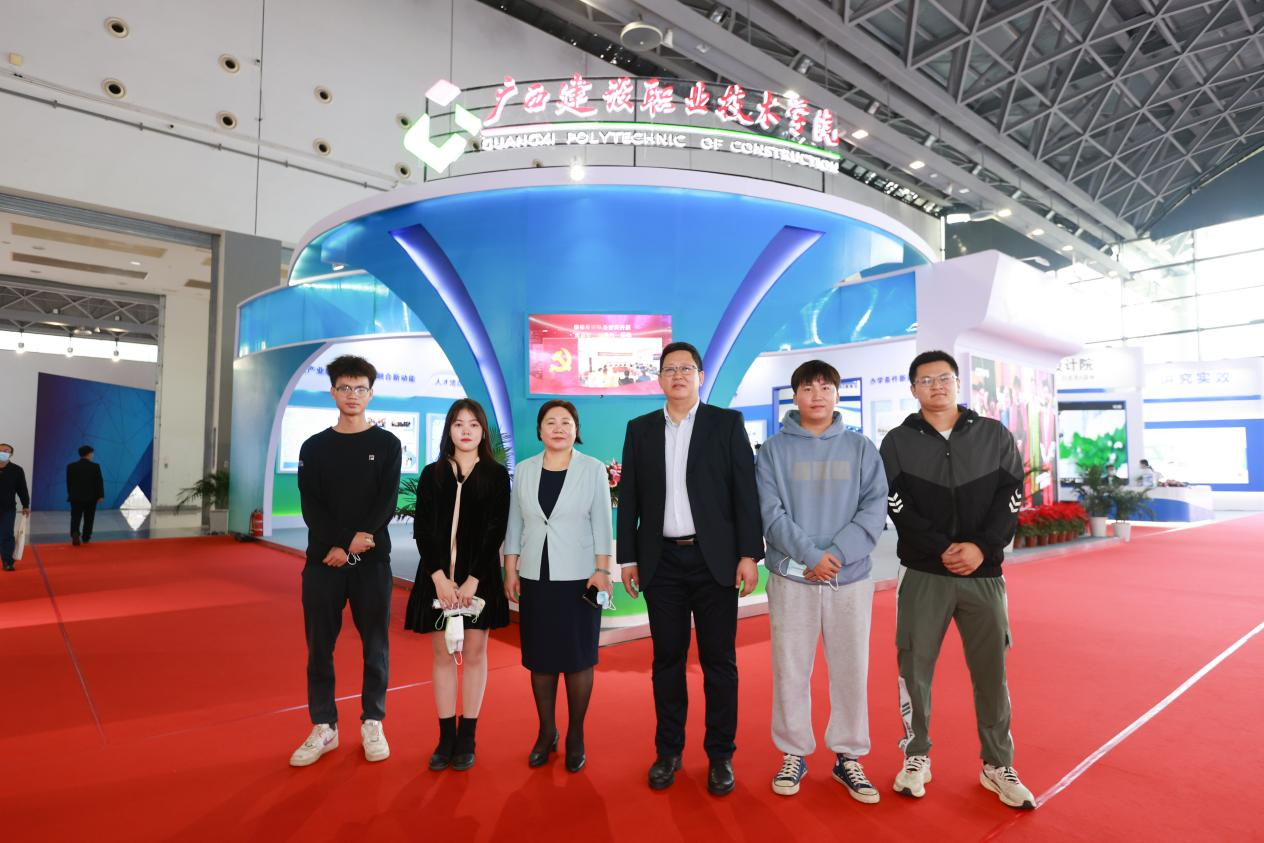 學校領導與我校學生在展廳前合影