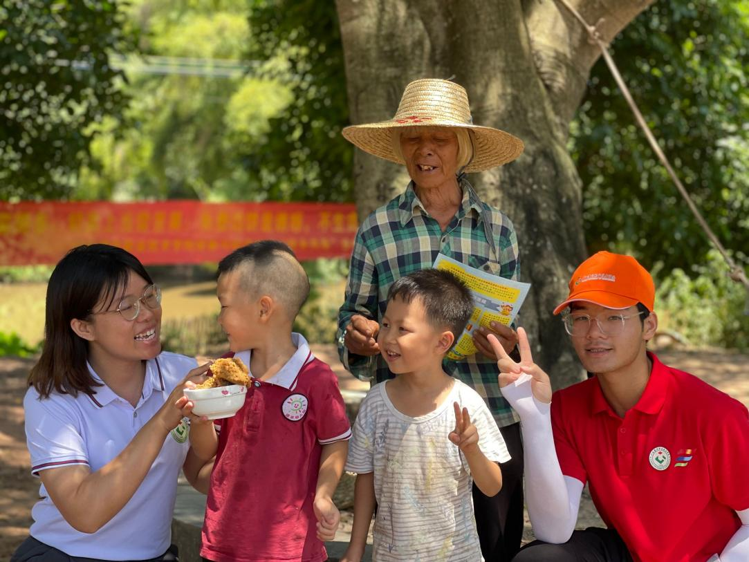 實踐團師生向村民宣傳義務教育
