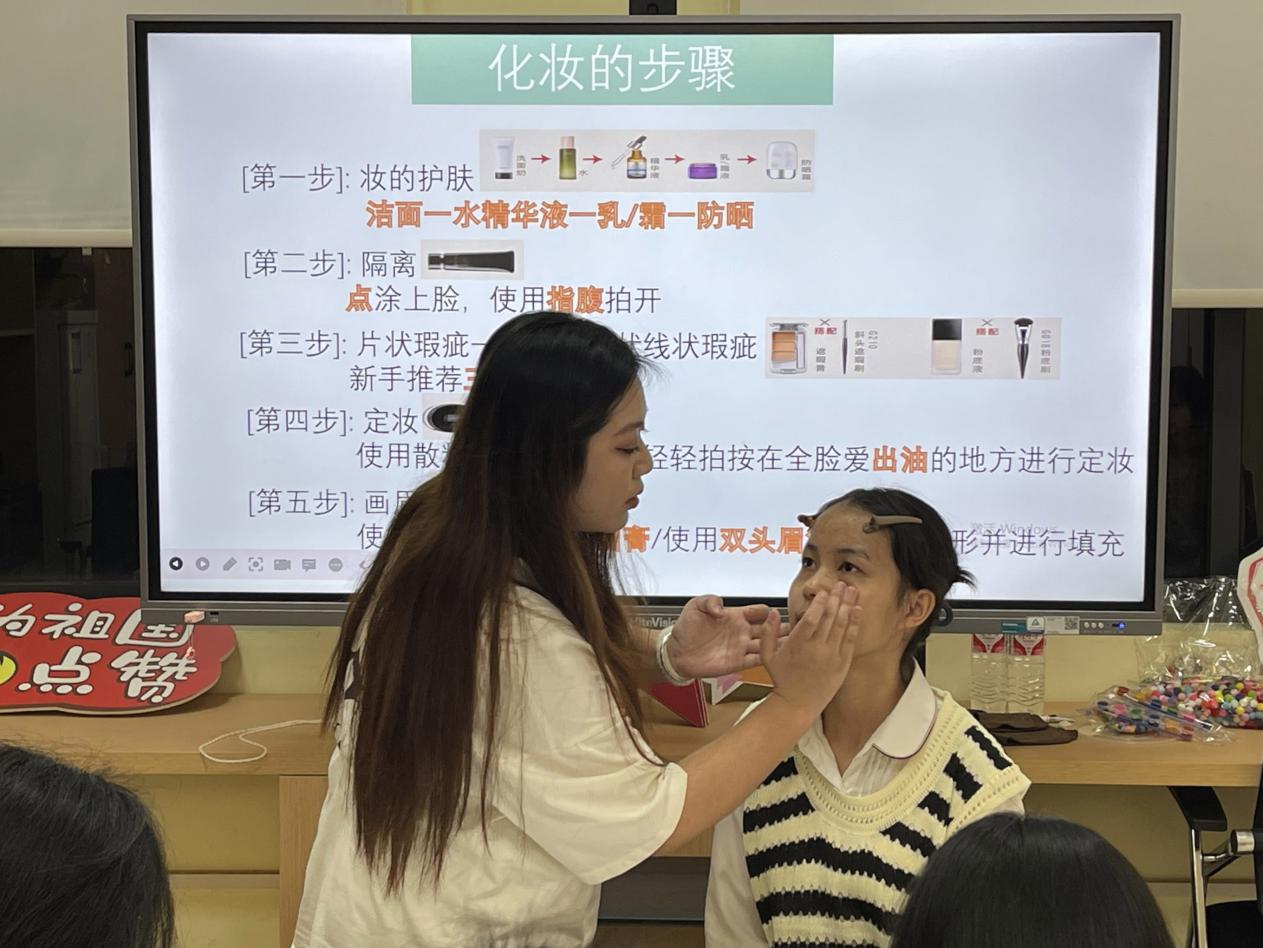 智能化2201班的簡春蓉小先生與同學們分享日?；瘖y的步驟