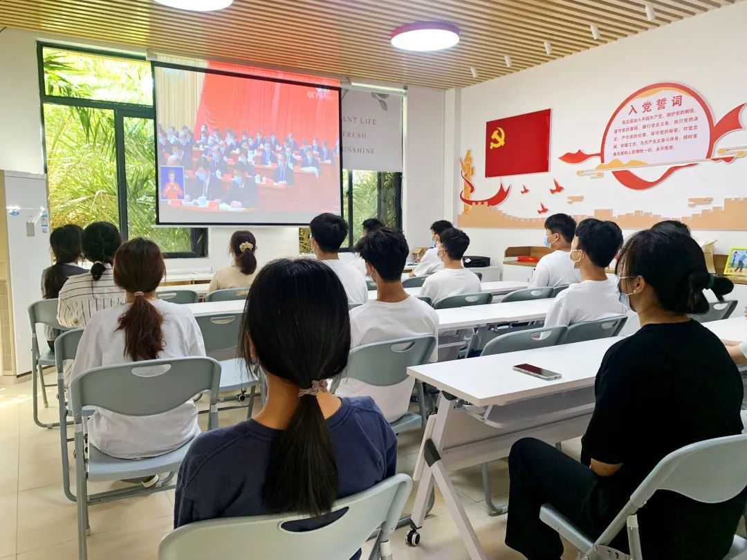 土木工程學院學生公寓黨建工作室觀看大會現場