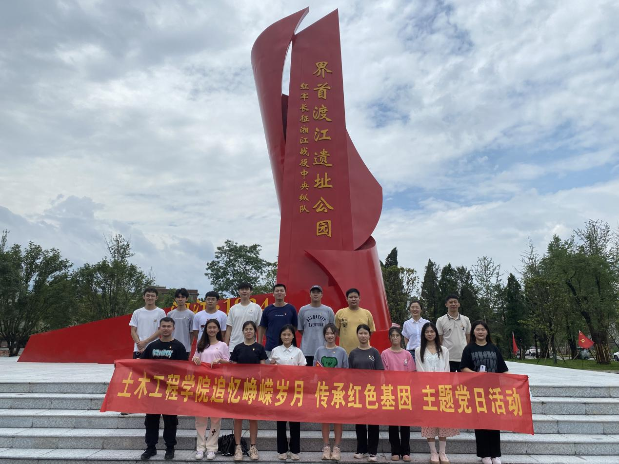 師生在界首渡江遺址公園合影