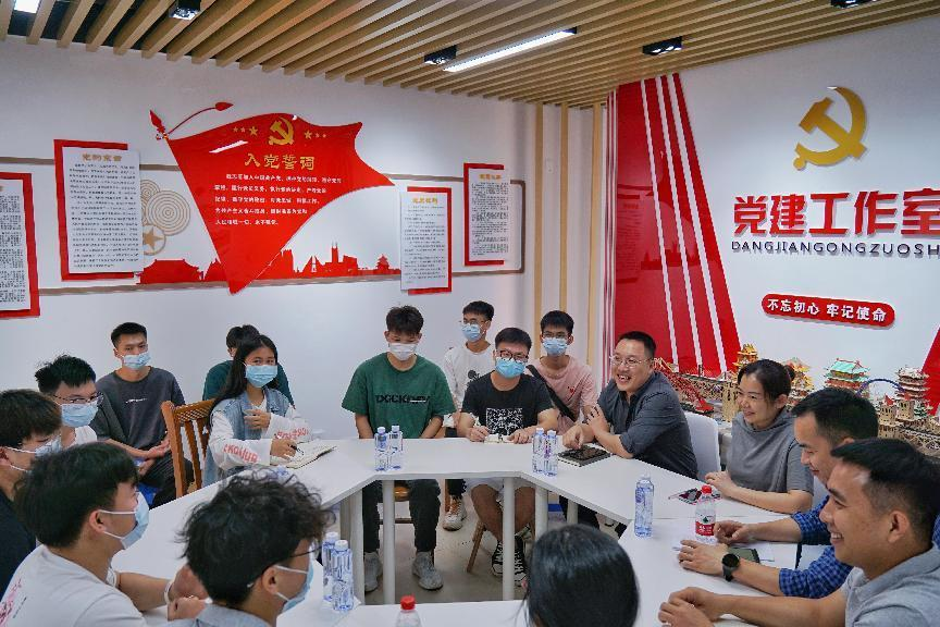 師生代表與校友在黨建辦公室交流