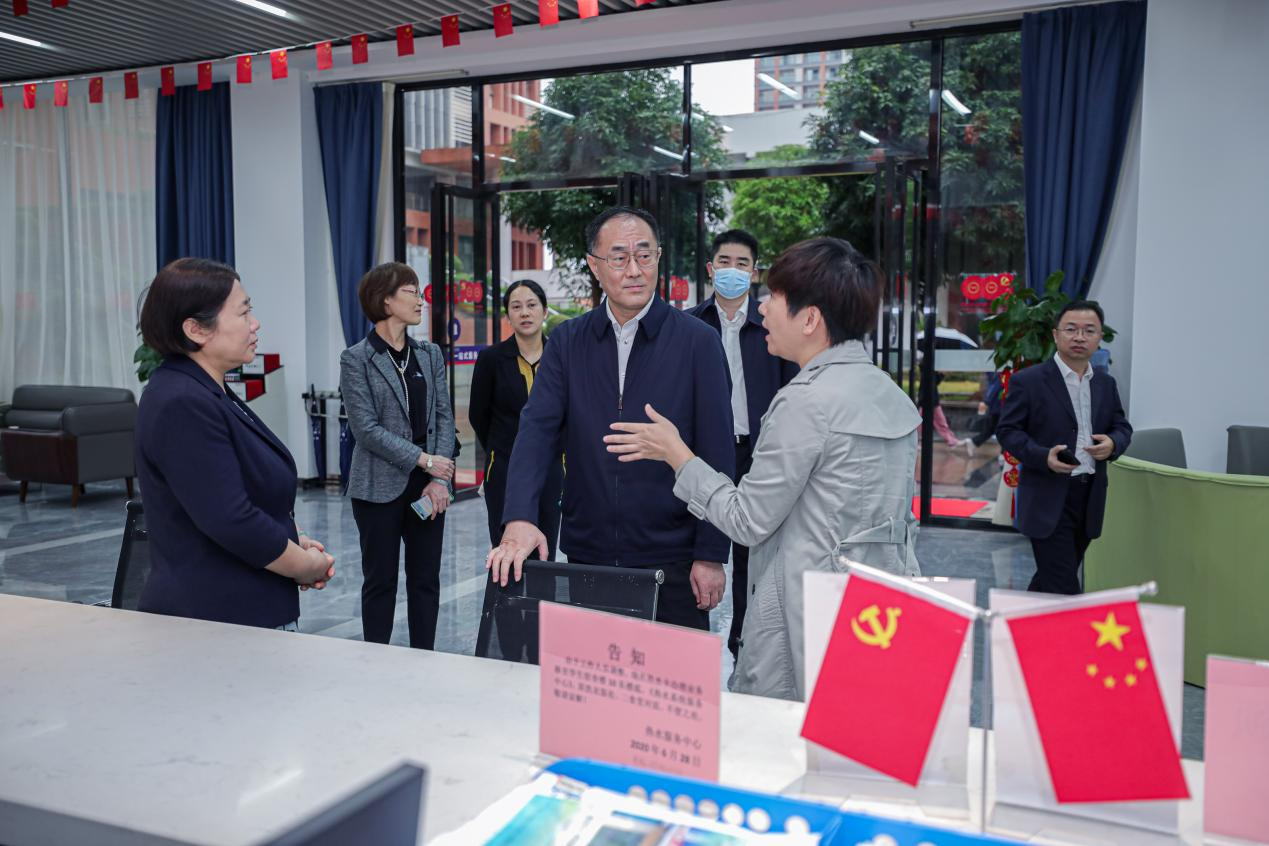 江小群司長參觀我校“一站式”服務中心