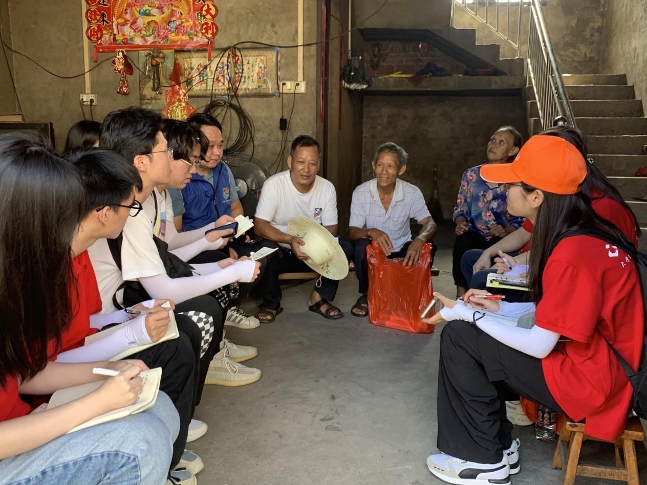 村民向觀察團講述近兩年生活上發生的變化