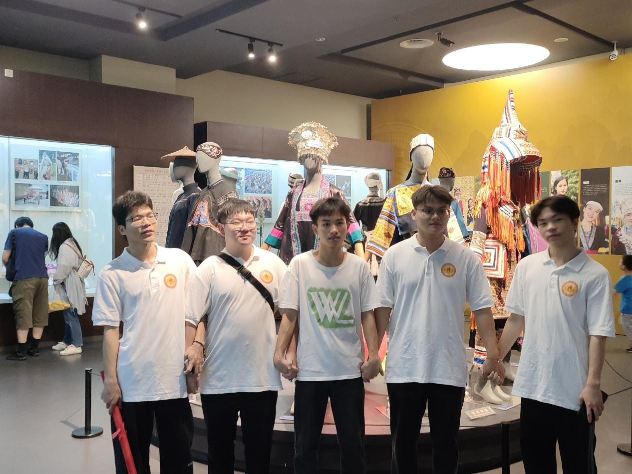 同學們模仿展館“各民族手拉手”姿勢合照