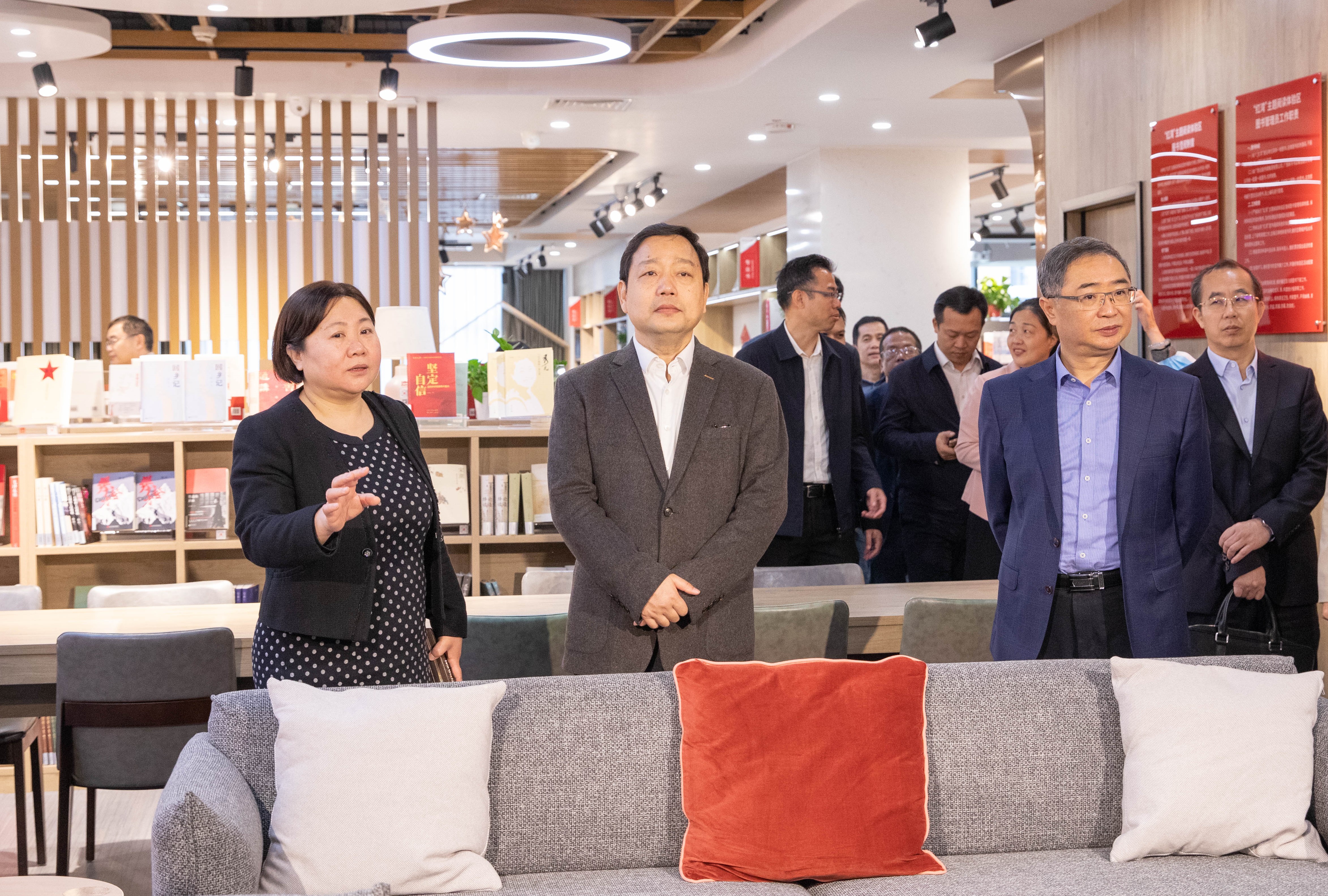 楊綠峰廳長一行參觀在我校建成的全區首家高?！凹t灣”主題閱讀體驗區