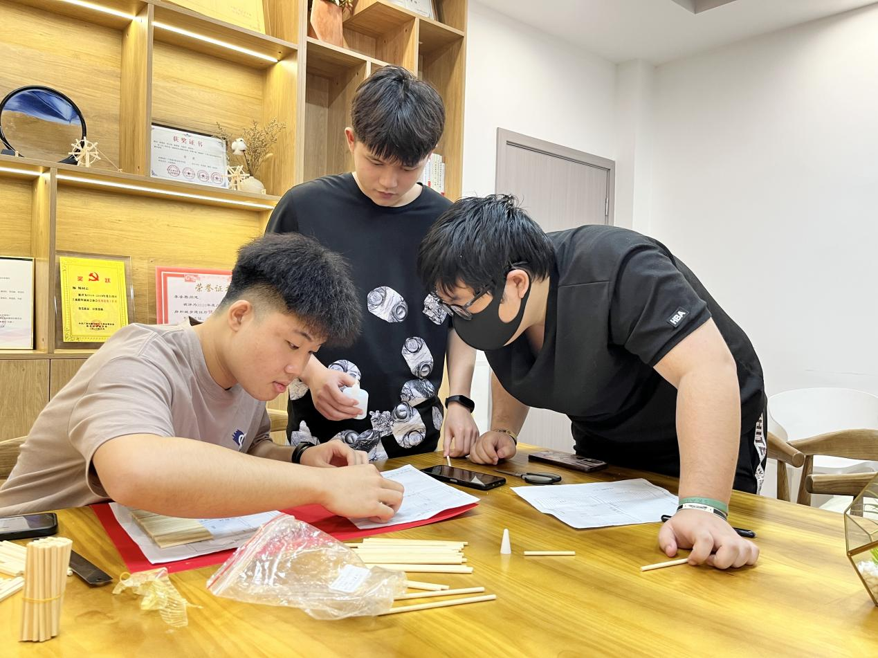 學生認真比對模型尺寸