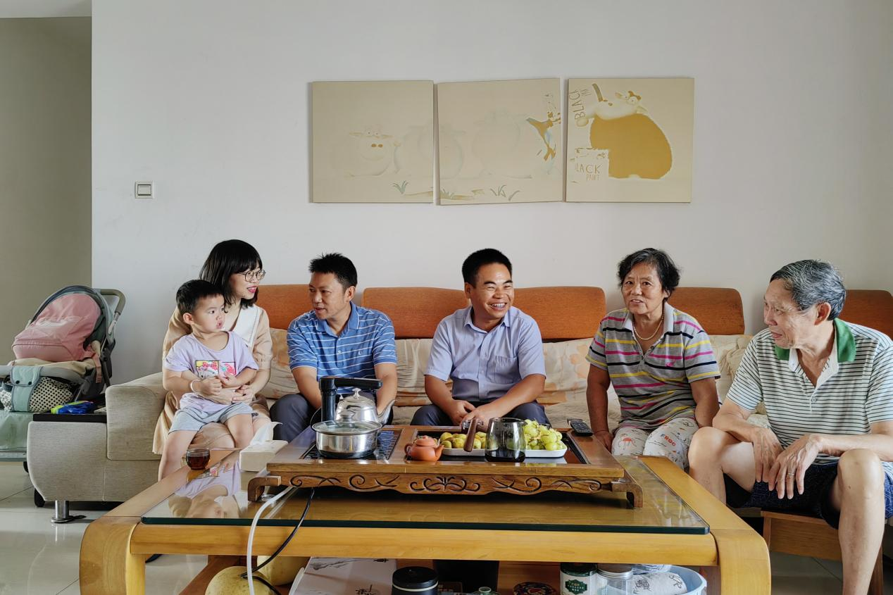 學校紀委書記唐東升在干部家中開展廉政家訪