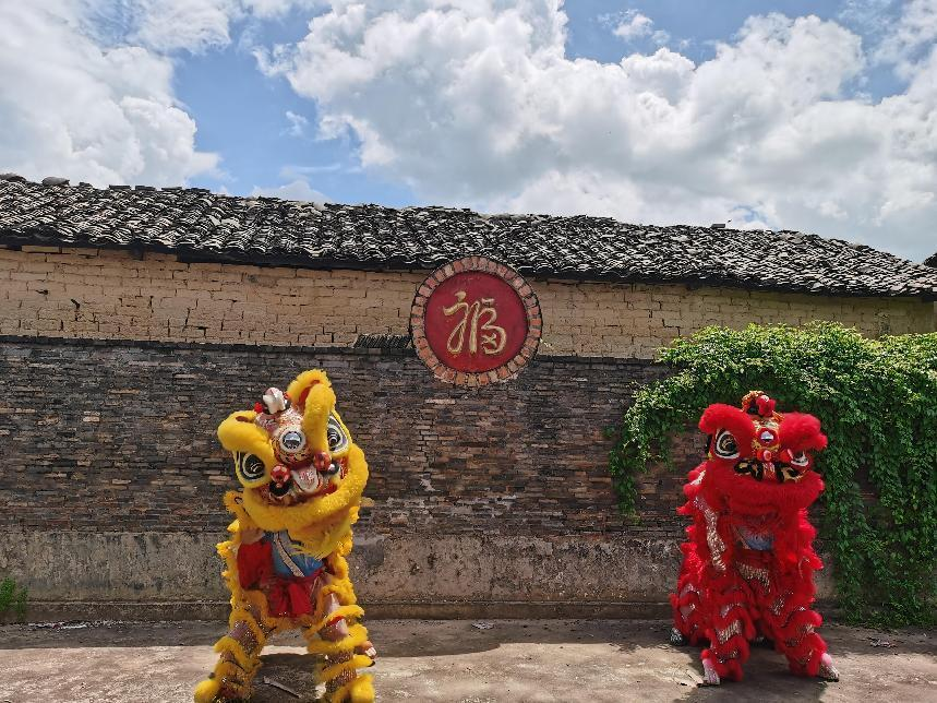 實踐團成員在村落古建筑處舞獅